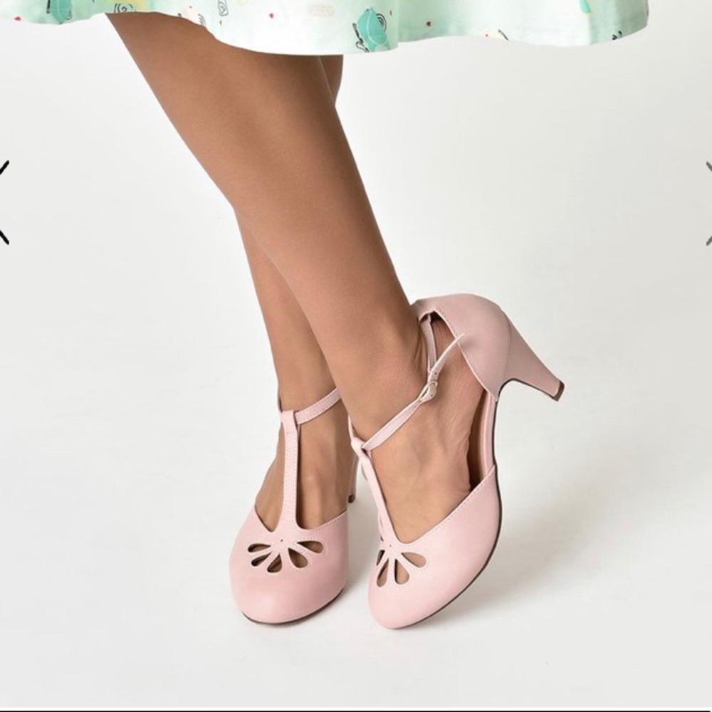 🌸 Petal pink t-strap heels 🌸